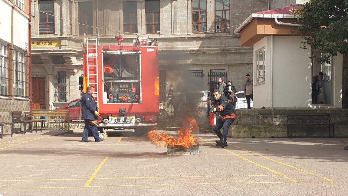 Okulumuzda Yangın Eğitimi ve Söndürme Tatbikatı Yapıldı