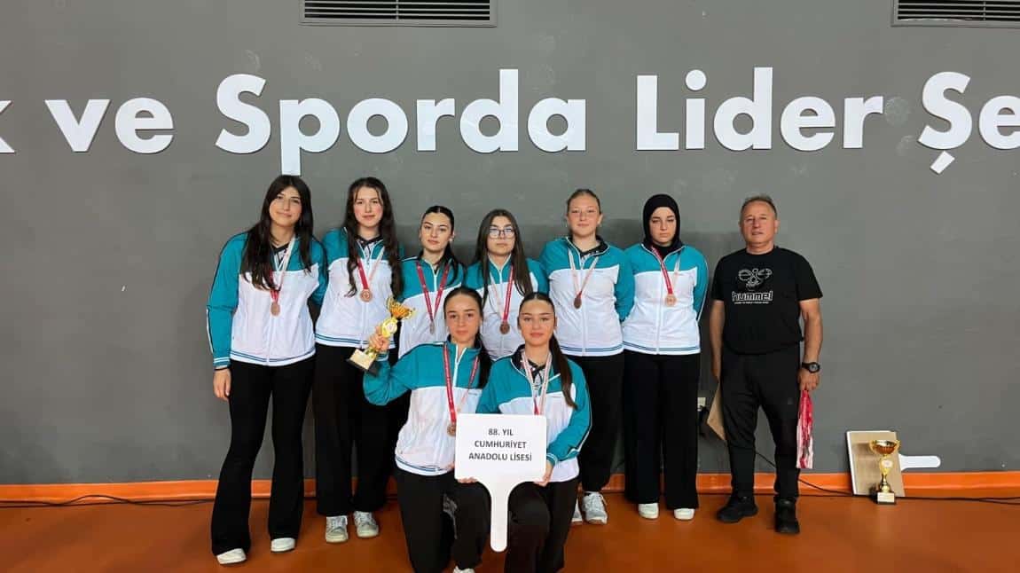 Trabzon 4'üncüsü Olan Genç Kızlar B Voleybol Takımımız Kupa Törenine Katıldı
